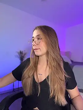 SophieRaily  online show from March 12, 2026, 9:43 pm