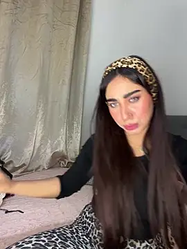 Snapshot of Meryem_Queen chatting on April 17, 2026, 11:19 pm Meryem Queen online show from April 17, 2026, 11:19 pm