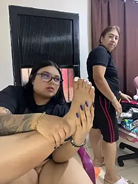 alissonfernandez  online show from April 24, 2026, 10:12 pm
