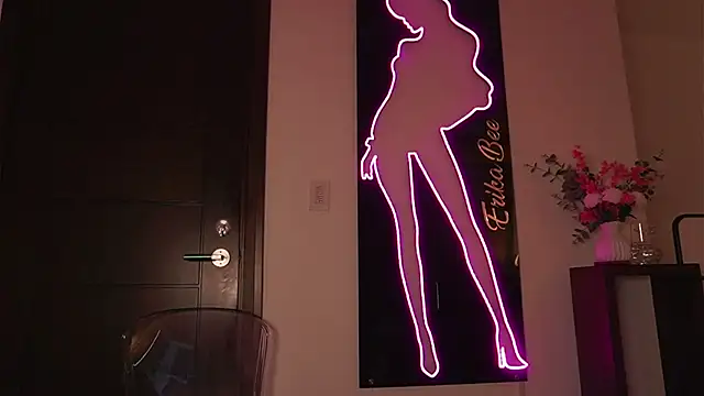 Snapshot of LunaMystyque chatting on October 4, 2025, 8:07 pm LunaMystyque online show from October 4, 2025, 8:07 pm