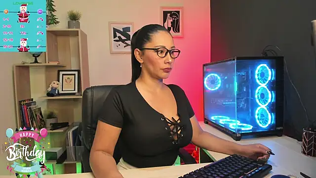 Snapshot of Sue_Wolls chatting on December 19, 2024, 7:18 pm Sue Wolls online show from December 19, 2024, 7:18 pm