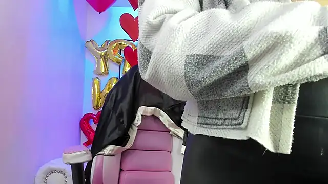 Snapshot of Theia_moon chatting on February 14, 2025, 12:25 pm Theia moon online show from February 14, 2025, 12:25 pm