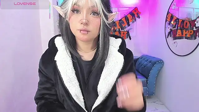 Snapshot of Theia_moon chatting on November 1, 2025, 1:24 pm Theia moon online show from November 1, 2025, 1:24 pm