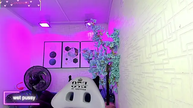 Snapshot of Theia_moon chatting on November 4, 2025, 12:37 pm Theia moon online show from November 4, 2025, 12:37 pm