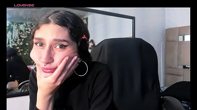 Queenjenn   online show from February 13, 2025, 3:24 pm