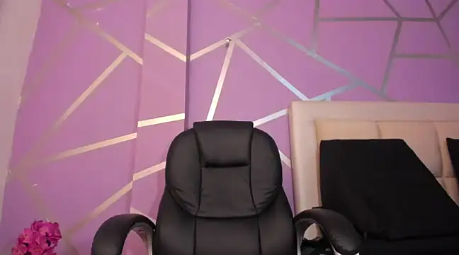 Queenjenn   online show from February 16, 2025, 7:15 am