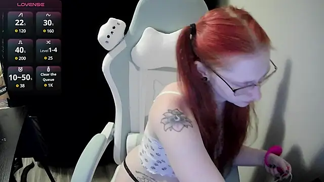 Snapshot of LilyFoxxx chatting on December 16, 2024, 4:23 am LilyFoxxx online show from December 16, 2024, 4:23 am