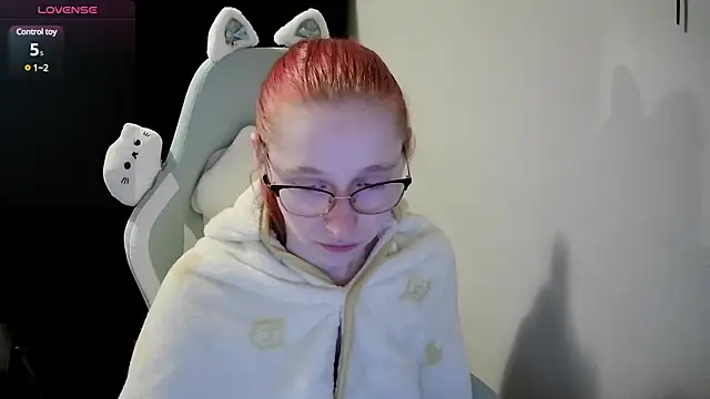 Snapshot of LilyFoxxx chatting on December 21, 2024, 5:25 am LilyFoxxx online show from December 21, 2024, 5:25 am