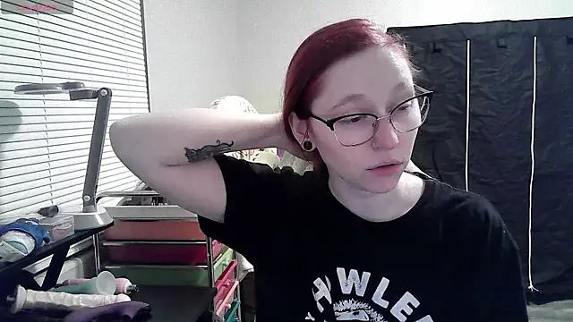 Snapshot of LilyFoxxx chatting on January 24, 2025, 4:05 am LilyFoxxx online show from January 24, 2025, 4:05 am