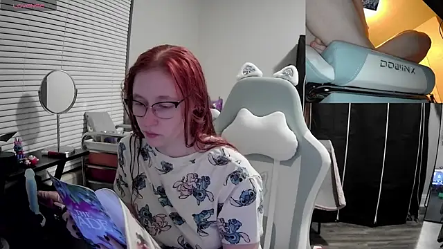 Snapshot of LilyFoxxx chatting on February 3, 2025, 2:47 am LilyFoxxx online show from February 3, 2025, 2:47 am