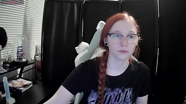 Snapshot of LilyFoxxx chatting on February 12, 2025, 4:23 am LilyFoxxx online show from February 12, 2025, 4:23 am