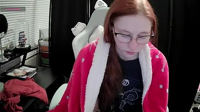 Snapshot of LilyFoxxx chatting on February 15, 2025, 5:09 am LilyFoxxx online show from February 15, 2025, 5:09 am