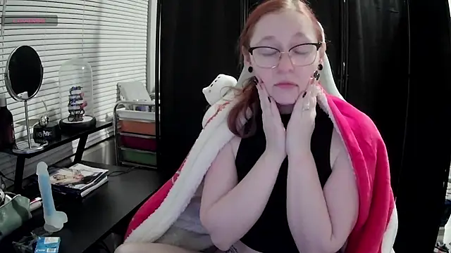 Snapshot of LilyFoxxx chatting on February 17, 2025, 4:20 am LilyFoxxx online show from February 17, 2025, 4:20 am