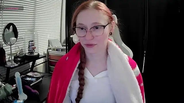 Snapshot of LilyFoxxx chatting on February 19, 2025, 4:23 am LilyFoxxx online show from February 19, 2025, 4:23 am