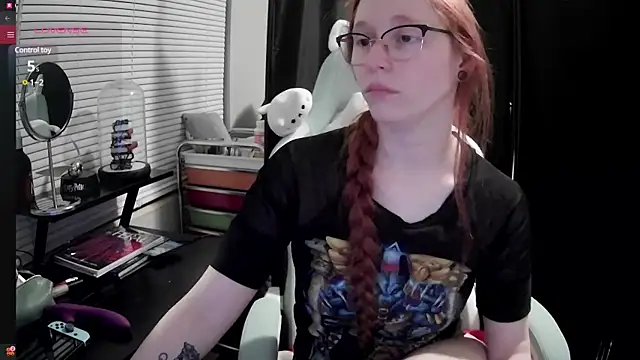 Snapshot of LilyFoxxx chatting on February 26, 2025, 4:25 am LilyFoxxx online show from February 26, 2025, 4:25 am