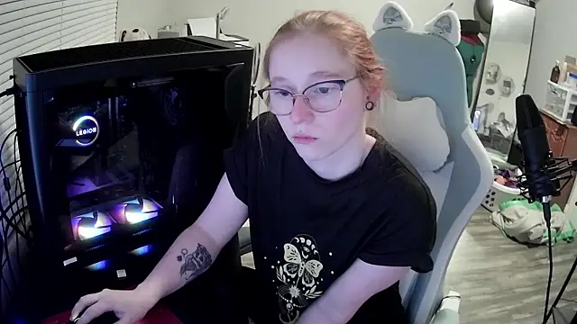 Snapshot of LilyFoxxx chatting on October 13, 2025, 3:17 am LilyFoxxx online show from October 13, 2025, 3:17 am