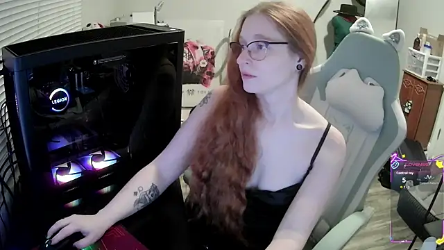 Snapshot of LilyFoxxx chatting on November 21, 2025, 4:22 am LilyFoxxx online show from November 21, 2025, 4:22 am