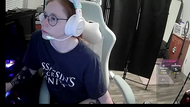 LilyFoxxx online show from May 27, 2026, 5:15 am