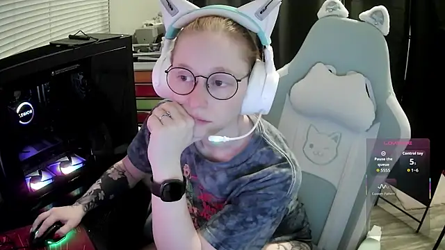 LilyFoxxx online show from June 12, 2026, 5:28 am
