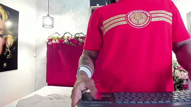 Snapshot of SilvannaFit chatting on June 19, 2026, 11:25 am SilvannaFit online show from June 19, 2026, 11:25 am
