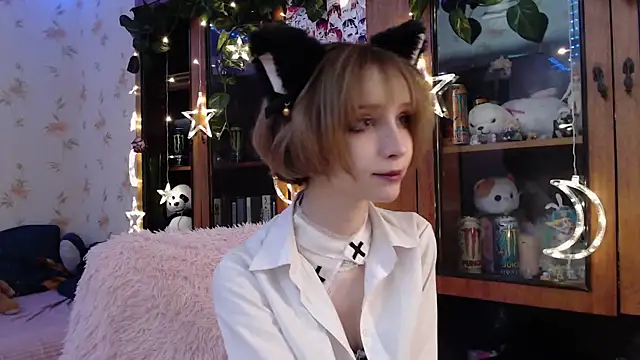 cloudgirrl online show from February 27, 2025, 7:37 pm