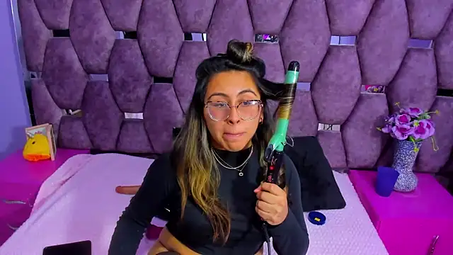 Snapshot of Freya_Miller_ chatting on October 22, 2025, 3:51 am Freya Miller online show from October 22, 2025, 3:51 am