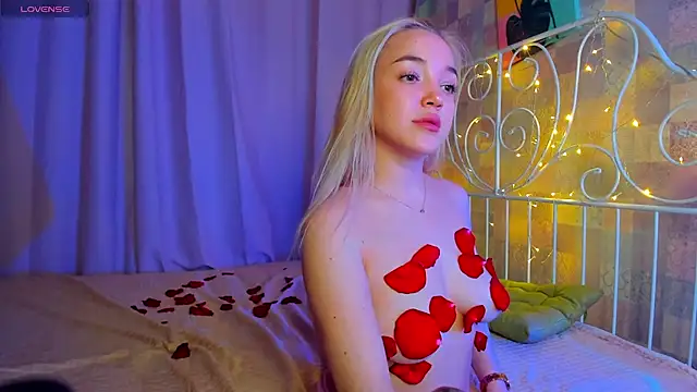 Snapshot of Christy_Little chatting on March 11, 2025, 7:04 am Christy Little online show from March 11, 2025, 7:04 am