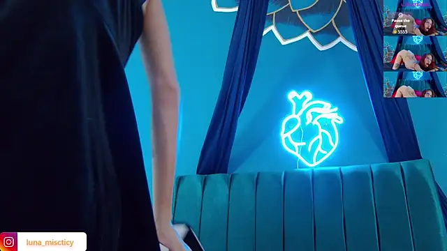 Lunamistyc online show from October 25, 2025, 7:52 pm