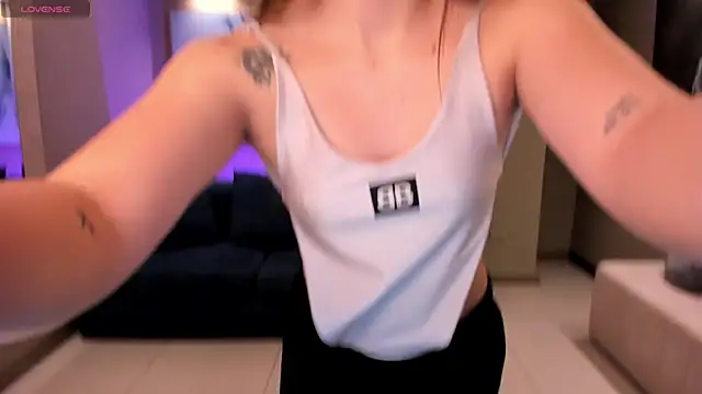 Snapshot of AlinaKravitz chatting on March 16, 2025, 11:27 am AlinaKravitz online show from March 16, 2025, 11:27 am