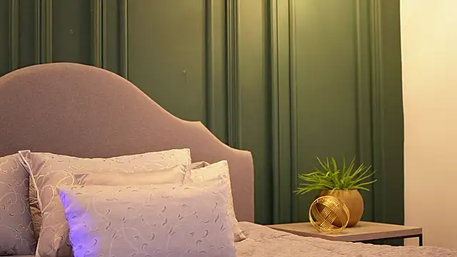 Snapshot of ArwenMuse chatting on November 12, 2025, 9:47 pm ArwenMuse online show from November 12, 2025, 9:47 pm