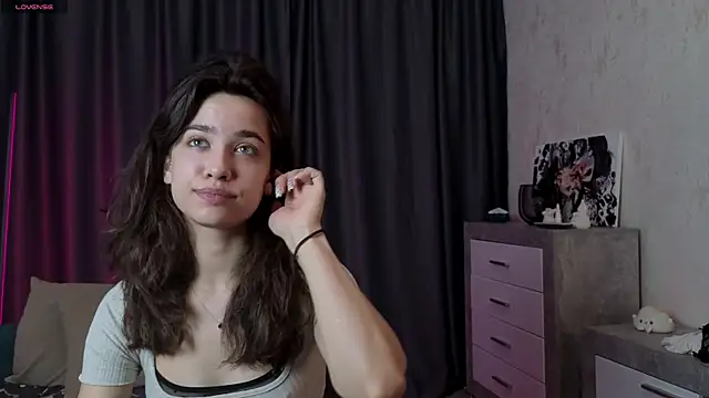 Snapshot of EmeliaReaper chatting on November 9, 2025, 5:00 pm EmeliaReaper online show from November 9, 2025, 5:00 pm