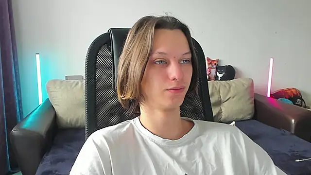 Snapshot of Ostin_meow chatting on May 17, 2026, 8:55 am Ostin meow online show from May 17, 2026, 8:55 am