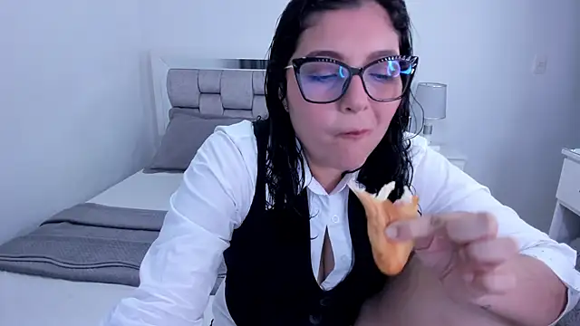 Camilaa bueno online show from April 30, 2026, 10:47 pm