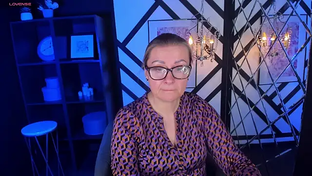 AlexandraKind online show from March 3, 2025, 1:20 pm