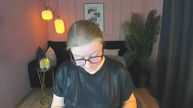 AlexandraKind online show from March 17, 2025, 4:54 pm