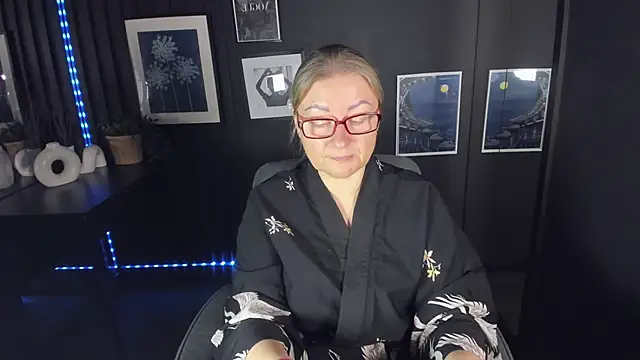 AlexandraKind online show from October 20, 2025, 1:44 pm