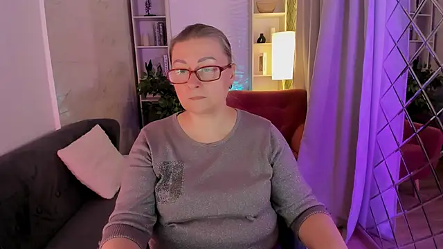 AlexandraKind online show from December 4, 2025, 8:39 pm