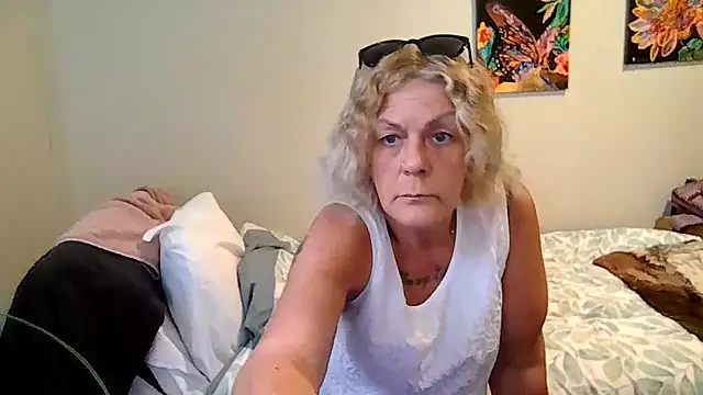 Snapshot of housewife_shantie chatting on May 10, 2026, 1:38 pm housewife shantie online show from May 10, 2026, 1:38 pm