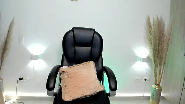 Snapshot of leylaclintonxx chatting on December 7, 2024, 10:39 pm leylaclintonxx online show from December 7, 2024, 10:39 pm