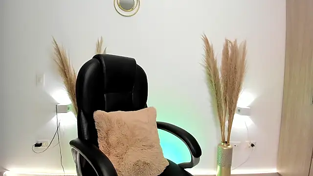 Snapshot of leylaclintonxx chatting on December 19, 2024, 4:23 am leylaclintonxx online show from December 19, 2024, 4:23 am