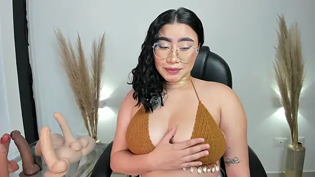 Snapshot of leylaclintonxx chatting on March 15, 2025, 10:11 pm leylaclintonxx online show from March 15, 2025, 10:11 pm