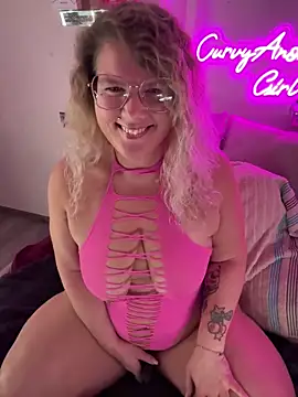 CurvyAnonymousGirl89 online show from October 15, 2025, 4:07 pm
