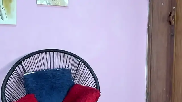 Snapshot of ZoeSmith6 chatting on December 18, 2024, 4:39 pm ZoeSmith6 online show from December 18, 2024, 4:39 pm