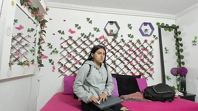 Snapshot of thedream_girls chatting on February 24, 2025, 10:14 pm thedream girls online show from February 24, 2025, 10:14 pm