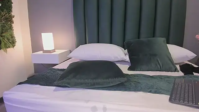 Julia Martinez  online show from March 20, 2025, 2:32 pm