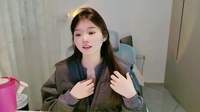 yangyang-1115 online show from December 2, 2025, 4:18 am