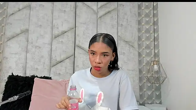 Snapshot of AshleyHill2 chatting on December 15, 2025, 3:00 am AshleyHill2 online show from December 15, 2025, 3:00 am