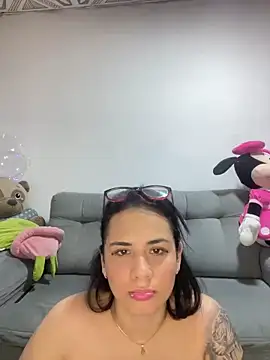 Snapshot of Leyna_Kenet chatting on December 6, 2024, 9:57 pm Leyna Kenet online show from December 6, 2024, 9:57 pm