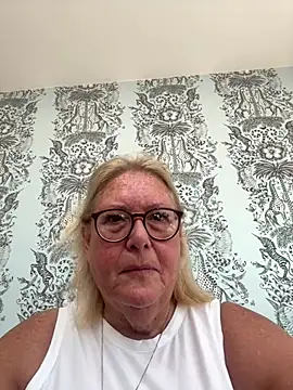Snapshot of MoistCurveyChanel chatting on July 15, 2026, 8:52 am MoistCurveyChanel online show from July 15, 2026, 8:52 am