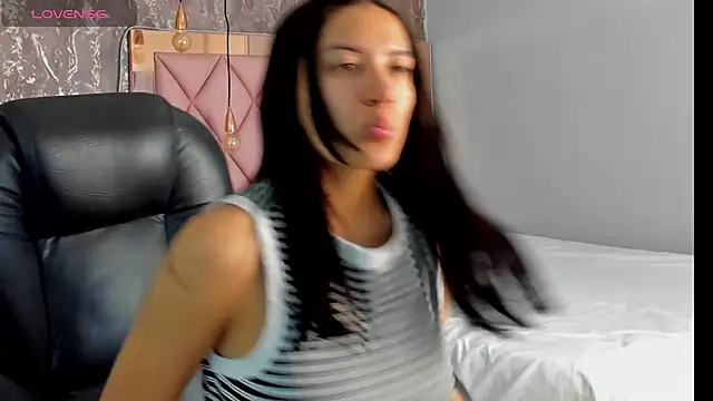 SKYLERWHIITEE online show from January 8, 2025, 8:49 am